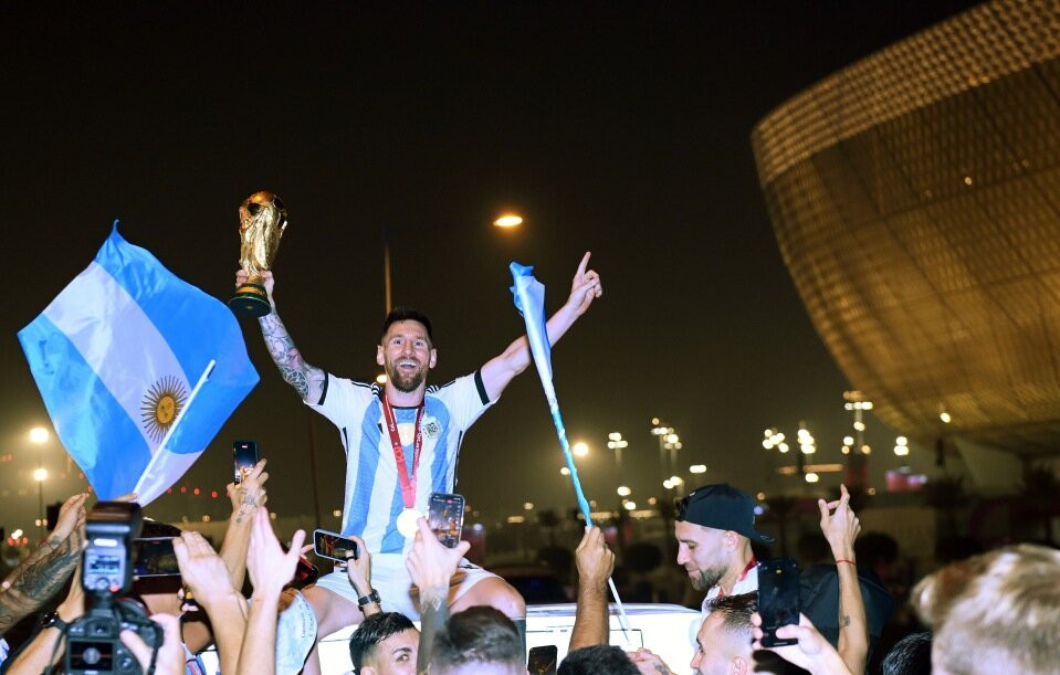 Messi diễu hành ăn mừng trên xe buýt mui trần