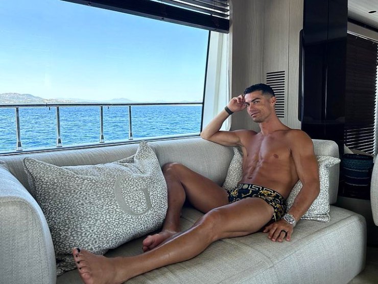 Ronaldo du hí cùng sao MU, bạn gái khoe nhẫn đính hôn 18,5 tỷ đồng
