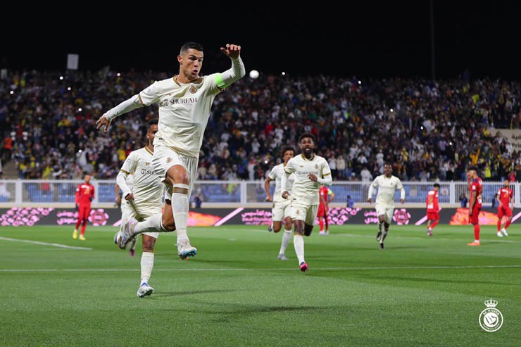 Cuộc đua Messi - Ronaldo liên tục "nhả đạn", như trở lại thời hoàng kim