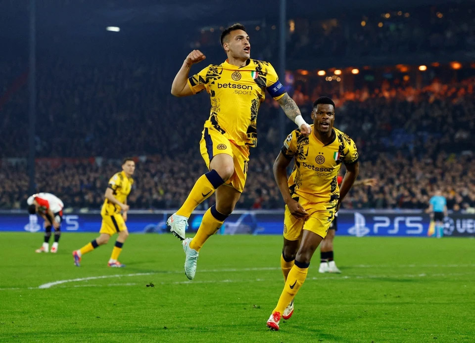 Inter đặt một chân vào tứ kết Champions League