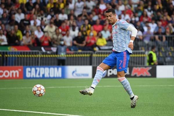 Ronaldo san bằng kỷ lục của Messi